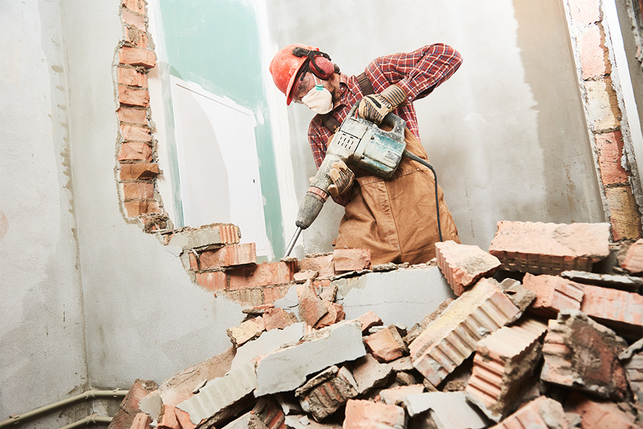 Arbeiter reißt Wand mit Presslufthammer ein – Talent Entrümpelung